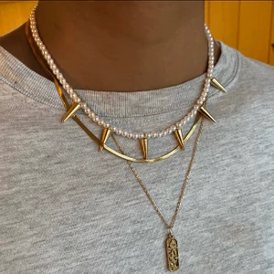 Nithalsband - Skitballt nithalsband med guldnitar och vita pärlor. Begränsat antal så först till kvarn som gäller⚡️