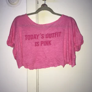 ZARA PINK - Neonrosa croppad T som verkligen LYSER!!! Från Zara, använd 1 gång!