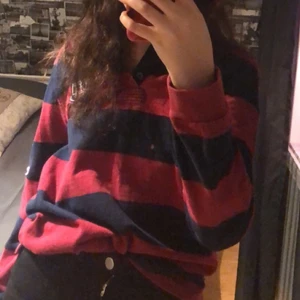 Långärmad piké  - En långärmad piké som är röd och marinblå. Tryck på ena ärmen och vänster fram. Från bondelid. Min brors gamla säljer pga att jag har en liknande. Sparsamt använd och fint skick. Köparen står för frakt. Kan mötas upp i Lund 