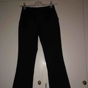  - Kostymbyxor med utsvängda ben. Har tidigare spruckit i sömmen som jag sytt om. Skönt material och lätt använda. Passar tyvärr inte längre.  Frakten betalar köparen ❣️