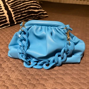 Blå väska i ”skinn” - Blå väska i skinn! Går att ha både som clutch eller runt axeln. Aldrig använd!