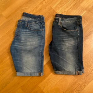 Två par nudie jeansshorts (man) - Storlek W38 L32, men tight så passar också W36.                     Du kan köpa ett par i andra annonser, men här får du båda två för ett billigt pris.                                                Originalpris på båda tillsammans - 1,400kr