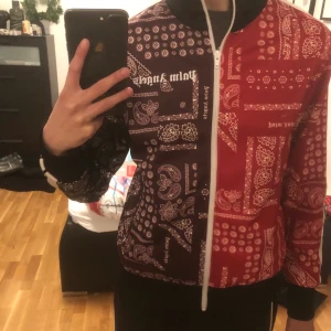 Palm angels  - Palm angels bandana kofta. Storlek S dam. Köpt för 4000kr, skick - 9/10. Använd ca 5 ggr. Köpt från HBX.com. Passar XS herr. Pris går att diskutera 