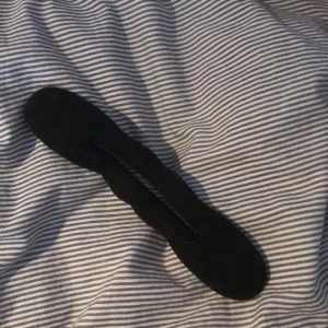 Håraccesoar  - Vet inte riktigt vad denna heter men man rullar upp håret på den och får det till en fin bulle. Jag har tyvärr för tunnt hår för denna. Köparen står för frakten, betalning via Swish.