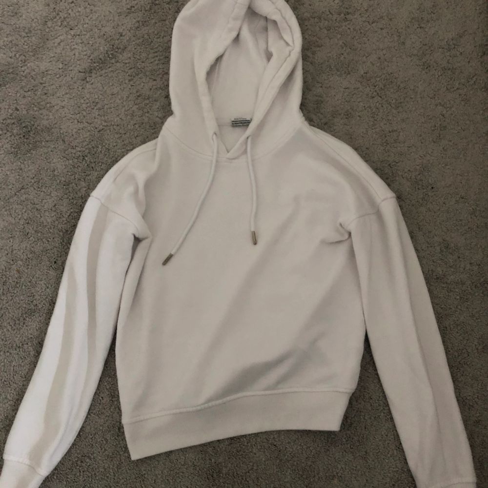 Säljer denna ursnygga off white hoodien som jag själv tycker är ett måste i garderoben!! Säljer denna då den är för liten för mig😢 Storlek XS. Huvtröjor & Träningströjor.