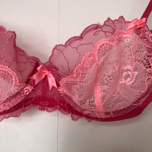 Bh - Söt oanvänd bh med bygel. Har själv gjort om den så därför finns den one of a kind! Kom privat vid intresse. Köpare står för frakt. Högsta bud 170kr plus frakt. Avslutas söndag 20:00