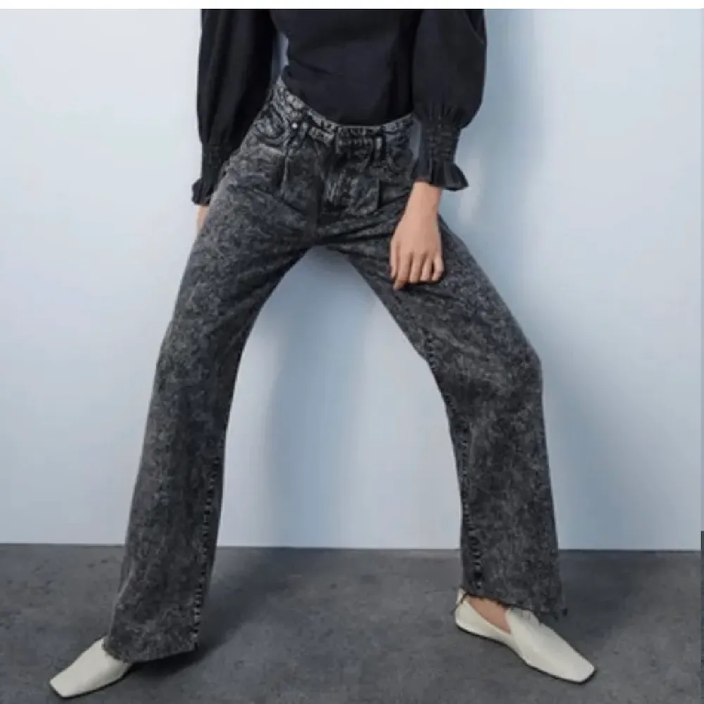 Super snygga helt oanvända jeans från zara. Midwaisted. Jeans & Byxor.