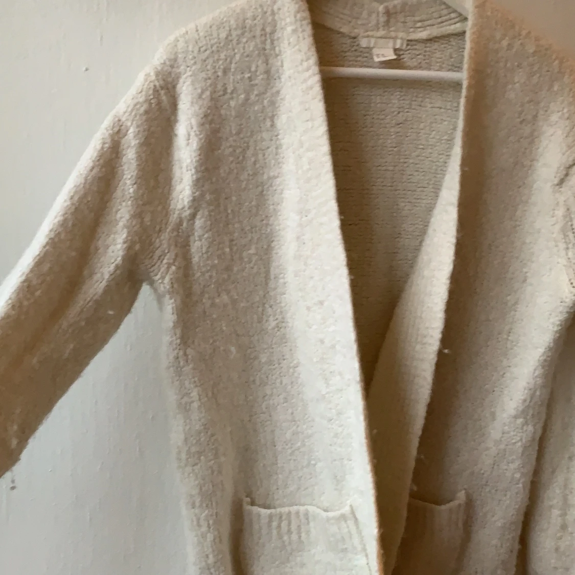 Vit stickad kofta - 91