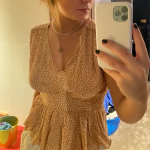 Sommrig blus - Säljer denna jätte söta och fina blusen från H&M !!🌸🌸 Den sitter jätte fint med resår i midjan !! Använd fåtal gånger🌸