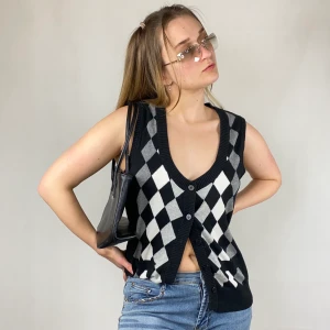 Argyle Tank Top - Från Number One, storlek 44/46. I fint skick dock lite nopprig på vissa ställen. Modellen använder vanligtvis storlek 36 och är 169cm. SafePay knappen är aktiverad så det går att köpa direkt utan att behöva meddela! Tar annars swish! Använder helst Safepay då det blir säkrare för båda (Safepay tar 10% av betalningen och spårbar frakt på 66kr är inräknad i priset) Om du lägger upp en Instagrambild på ditt köp så får du gärna tagga @thewearbones för att bli featured 🧚🏼🥂 (Skriv gärna om du har eventuella frågor!) 