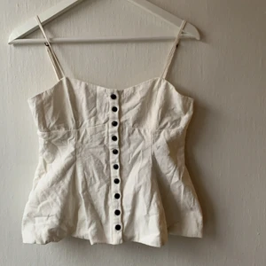 Vitt linne med knappar - Ett vitt linne med knappar från Zara. Säljes för 30kr+ frakt. Storlek S