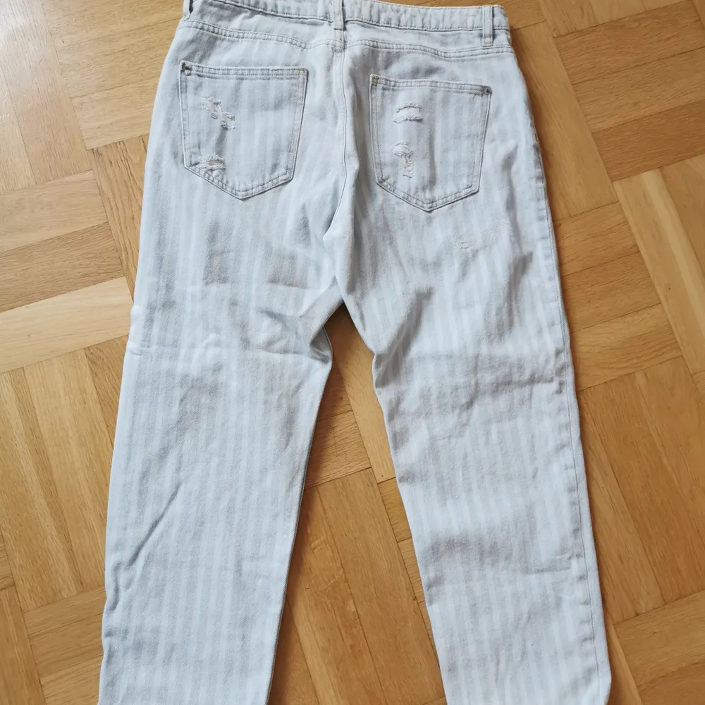Snygga blekta randiga jeans från Mango. Helt oanvända med prislappen kvar. . Jeans & Byxor.