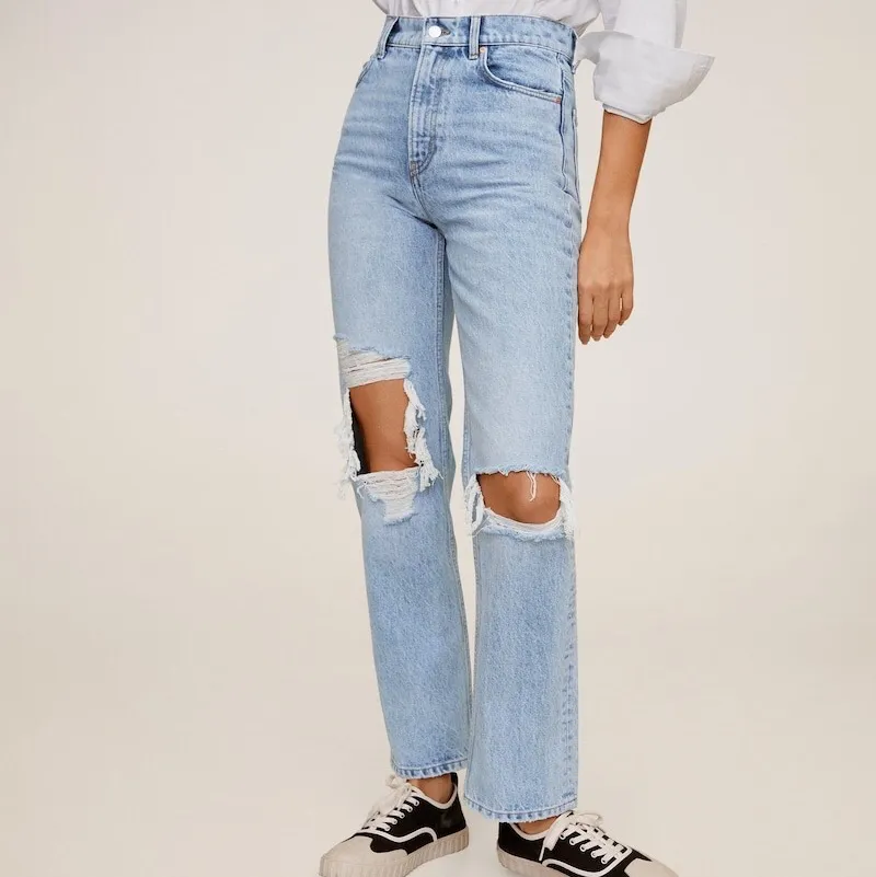Snygga jeans med hål på knäna och snygg passform, endast använt ett fåtal gånger💕 . Jeans & Byxor.
