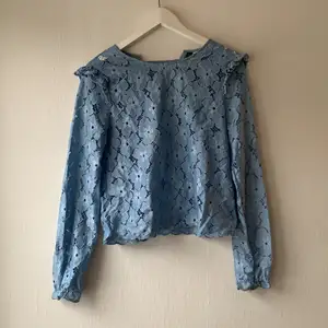 En blå spetsig tröja med snöre i ryggen. Från h&m. Ordinarepris 149kr säljes för 40kr+ frakt. Storlek 36