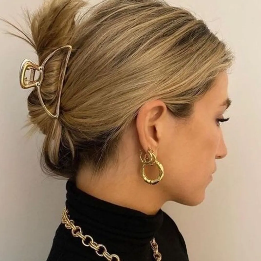 Säljer den här trendiga hårklämman i guld! 30kr inkl frakt 💕. Accessoarer.