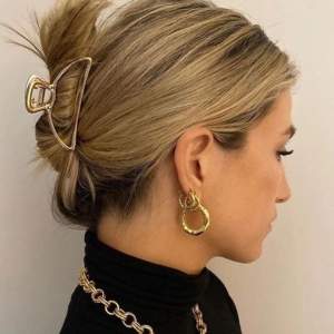 Säljer den här trendiga hårklämman i guld! 30kr inkl frakt 💕