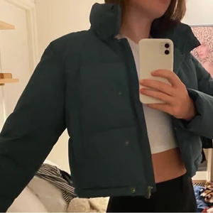 Puffer jacket - En otroligt fin jacka som är i ett bra skick! Jättefin grön färg🤍Den är ifrån Hanna Licious kollektion med NA-KD, men tyvärr slutsåld!