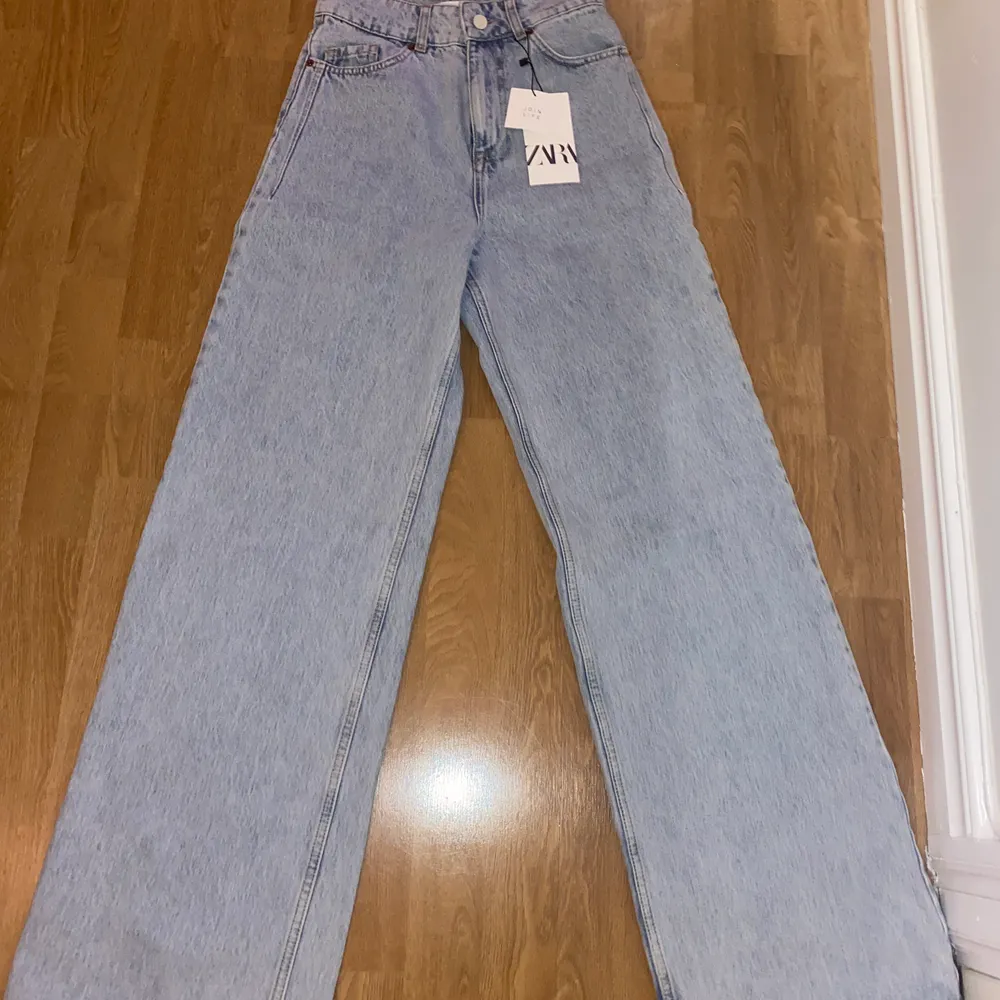 Säljer mina super fina jeans från Zara. Prislappen sitter kvar  och  är oanvända pga dem är för långa för mig. (Jag är 165)  Säljaren står för frakten. Om efterfrågan är hög blir de budgivning. Visa minst 10 kr vid varje bud💗✨. Jeans & Byxor.