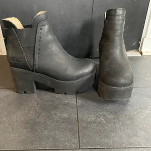 Johnny Bulls Chelseaboots  - Jonny bulls Chelseaboots strl 36. Använda 2-3 gånger. Nyskick. Skickas med spårbar frakt 66kr