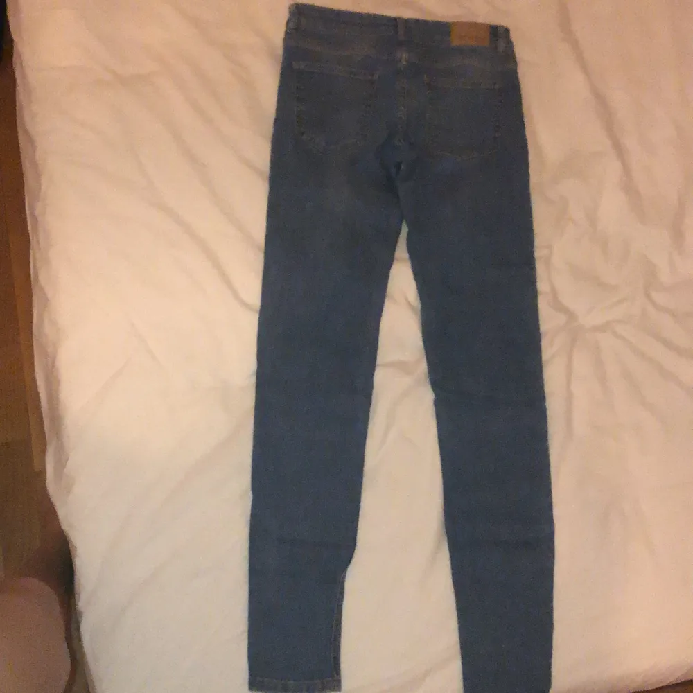 Skitsnygga jeans i st 36. Passform LISA från Gina tricot. Ljusblå jeans. . Jeans & Byxor.