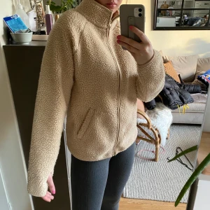 Pilé/Teddy jacka  - Från Monki! Använd en period men i fint skick 🌟 Frakt tillkommer 🧡