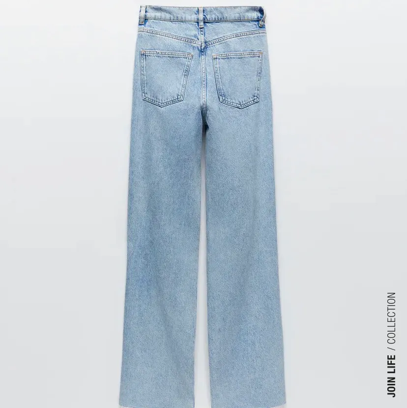 Populära zara jeansen med hål på knäna, i nyskick och prislapp kvar! Avklippta för någon som är runt 155-163 😊 . Jeans & Byxor.
