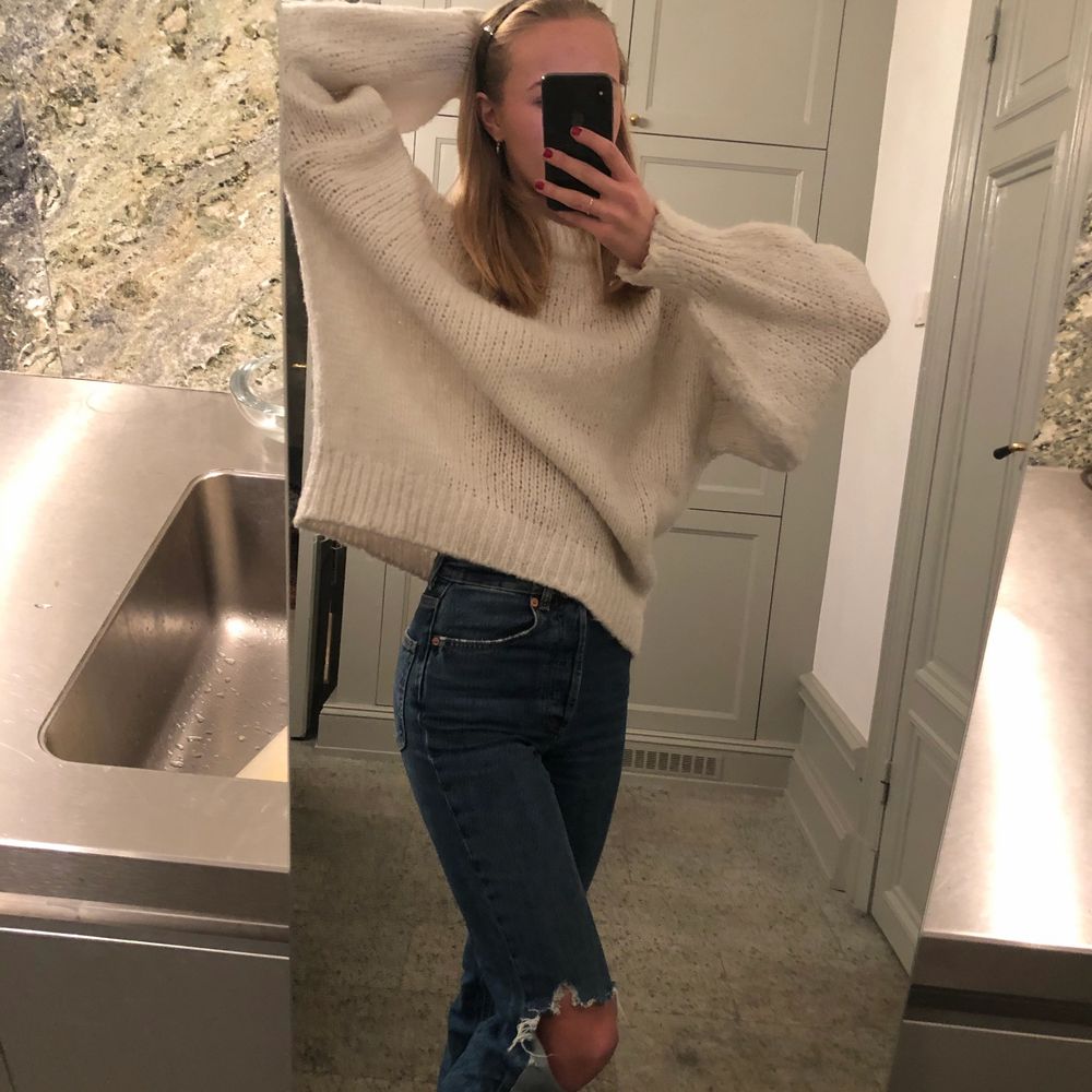 Ännu en otroligt snygg stickad tröja! Sjukt mysig och perfekt oversized. Köptes på Zara för nått år sedan men har änvänts snålt och är därför fortfarande i bra skick! Storleken är S men med tanke på att den är oversized passar den nog de flesta! Pris kan diskuteras!. Stickat.