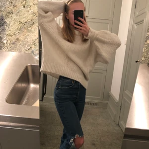 Vit stickad tröja - Ännu en otroligt snygg stickad tröja! Sjukt mysig och perfekt oversized. Köptes på Zara för nått år sedan men har änvänts snålt och är därför fortfarande i bra skick! Storleken är S men med tanke på att den är oversized passar den nog de flesta! Pris kan diskuteras!