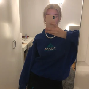 Vintage sweatshirt 😇 - Säljer min vintage sweatshirt från beyond retro. Lite oversized med ”boxarfit”💙skriv om du har någon fundering! Bud:350 buda i kommentarerna. Budgivningen avslutas sön 10/1