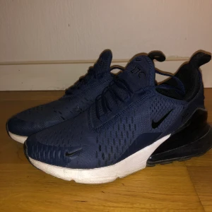  Nike 270  - Mörkblåa Nike 270, bra skick. Använda några gånger för de vart för små för mig. 