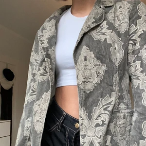 Vintage blazer - Säljer denna vintage blazern som är såååå cool. Säljer dock då jag har för mycket kläder och därför kommer den inte nog till användning