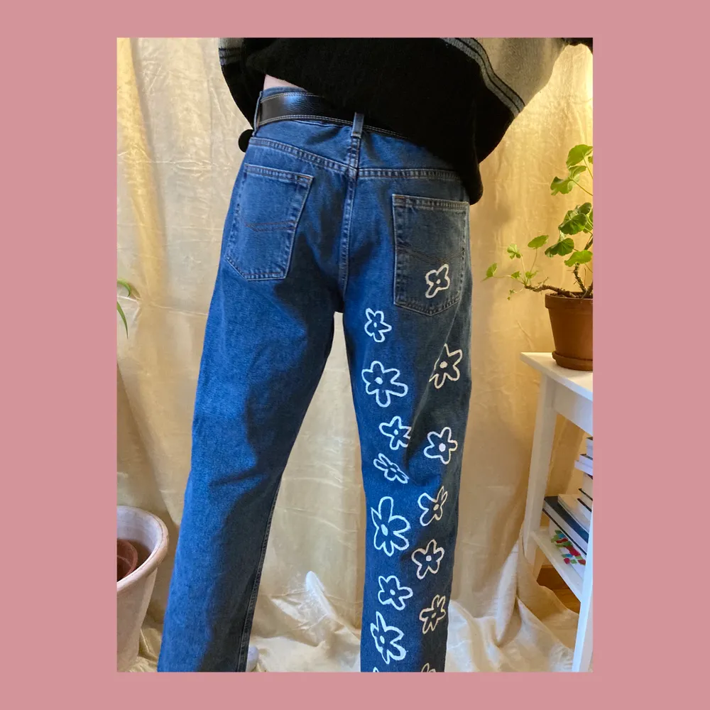 Vintage jeans hand painted with cotton paint! Quite large in size, would fit waist 33-36. Model wears size 30-34, so can be worn belted! . Jeans & Byxor.