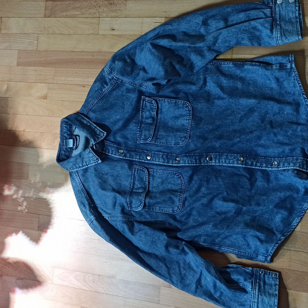 Superfin jeansskjorta från H&M. Köpt i somras och kan användas som jacka eller vanliga skjorta. Använd fåtal gånger. Jättebra skick. Nypris 299 kr. Frakt tillkommer. . Skjortor.