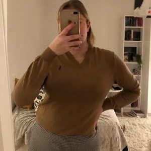 Ralph Lauren tröja - Hej!!! Säljer denna bruna Ralph Lauren tröja!!! Den är brun, v-ringad & har ett litet litet hål på vänstra armen!!! Men det syns knappt🌙💫💘🪐 jättefin att ha över en skjorta💘🌸⭐️kan mötas upp i sthlm & uppsala elr frakta🌙💫💘