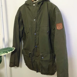 Fjällräven jacka - Klassisk fjällräven jacka. Storlek S. Dragkedjan är sönder men som ni ser går den att stänga iaf, dessutom är de lätt att byta dragkedja bara de att jag har inte tid - därför säljer jag jackan så billigt!