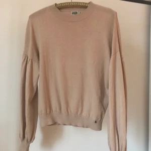 Tröja Twist&tango - En fin beige ballongärmad tröja i storlek xs från Twist&tango. 95% bomull 5% Kashmir. Sällan använd.