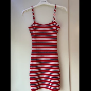 Randig klänning HM - Randig klänning från HM, säljs pga den är för kort för mig som är 170. Köpt för 1,5 år sedan använts 2 gånger. Str 36. Pris kan diskuteras. Skicka privat för fler bilder. Kan frakta men då står köpare för frakt.