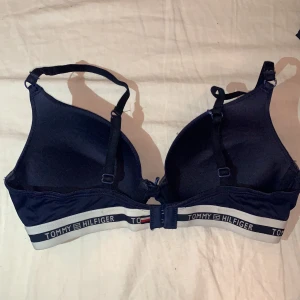 Tommy Hilfiger BH 34C - Bh från Tommy Hilfiger köpt i Usa. Push up i storlek 34C. Pris kan diskuteras. Och frakt tillkommer, vet ej pris än ☺️