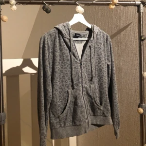 Kofta från Gina - Supersöt grå leopard printad kofta från Gina Tricot i storlek M. Passformen är lite oversized. Vid budgivning höjs priset minst med 30kr exklusive frakten. Skriv privat för fler bilder och frågor❤️