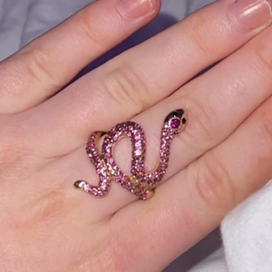 Ring - Fin ring ja inte helt minns vart ja fått ifrån i stl S-M💕köparen står för frakt 