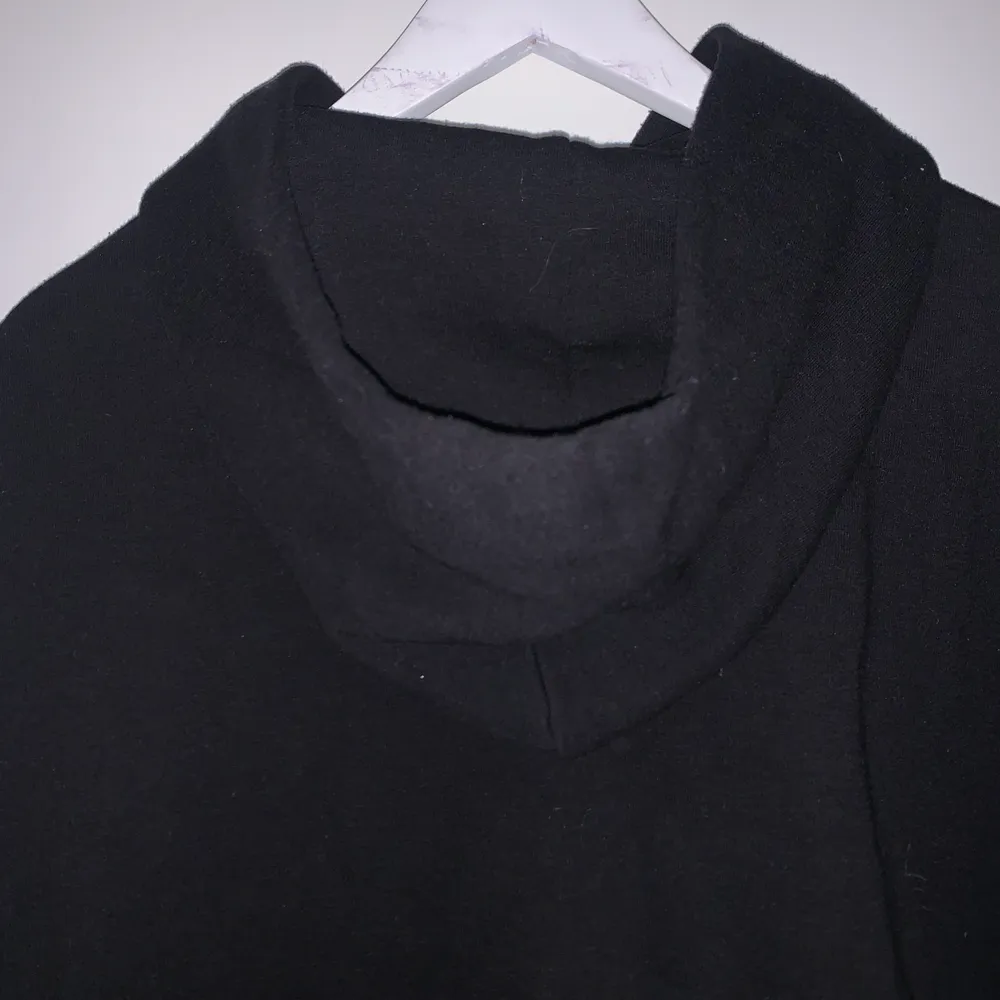 En vanlig svart hoodie från Divided (H&M). Supermysig inuti och bra storlek på luvan. Hoodies.