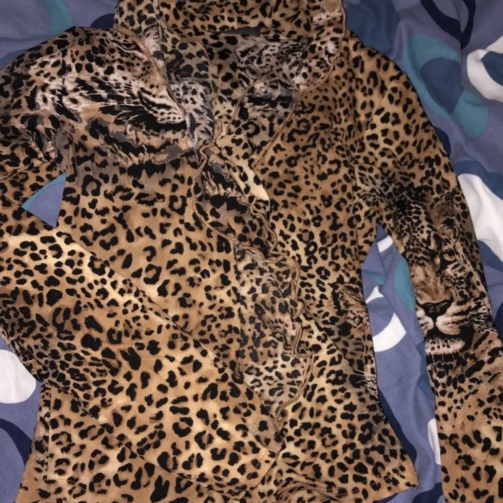 Leopard topp köpt på Humana i somras aldrig använd, jag kunde inte hitta storleken men det är ganska liten, typ en ca/s, dock stretchigt material.. Toppar.