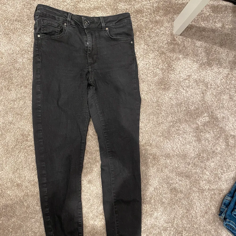 Svarta bik bok jeans! Köpt för 699 kr. Passar S och M. Väldigt stretchiga!. Jeans & Byxor.