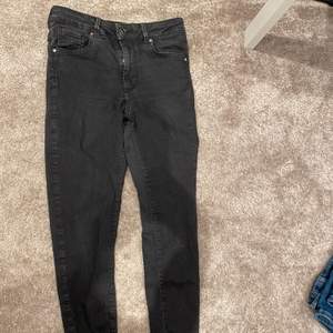 Svarta bik bok jeans! Köpt för 699 kr. Passar S och M. Väldigt stretchiga!