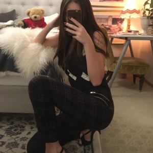 Zara byxor med dragkedja  - 🕺Byxor från Zara i storlek 36 med manchester mönster. Dragkedjor på framsidan och även vid sidan. 🕺Är i mycket bra skick! Säljes för 50kr, frakt tillkommer 40kr 🚚 