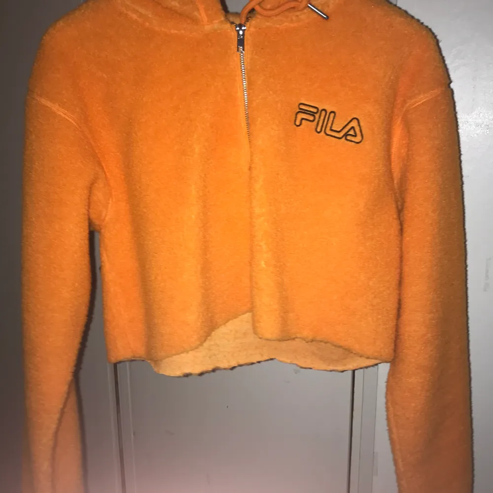 Neon orange fleece från en limited edition kollektion från FILA köpt på Junkyard. Den är knappt använd och i stl S. Avklippt till vad som på mig (164cm) är strax under naveln. . Hoodies.