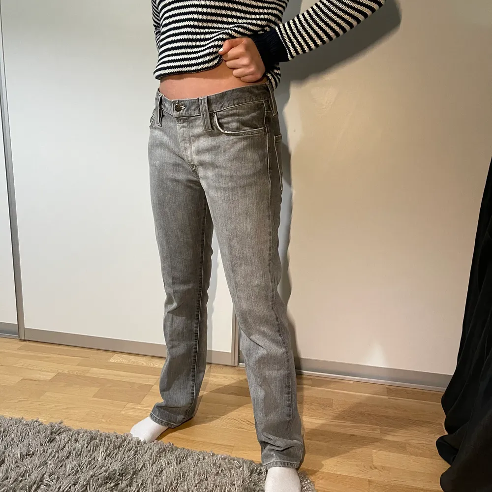 Vintage J. Lindeberg jeans i mid waist modell, raka och så trendiga med slitningar nedtill! 🐻 Midjemått: 45cm Innerbenslängd: 80cm. Frakt tillkommer, hör gärna av dig vid frågor!🤎. Jeans & Byxor.
