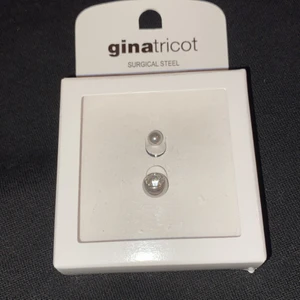 Navelpercing  - Säljer en navelpercing från Gina tricot, köptes för något årsen men aldrig använt den, köptes för 99kr och kommer sälja den för 99kr + frakt 