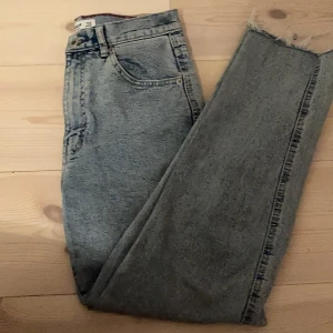 Jeans - Snygga demin jeans i stl 36. Väldigt bra skick nästan helt oanvända. Nypris 300 säljer för 150 kr. (De är lite ljusa än vad det ser ut på bilden)