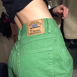 lågmidjade jeans - jeans köpta second hand på humana! super fint skick och sååå sköna men dessvärre passar inte färgen min stil :)) möts upp på mariatorget! fraktar helst inte men om någon är super intresserad kan vi diskutera det. kram😇😇😇